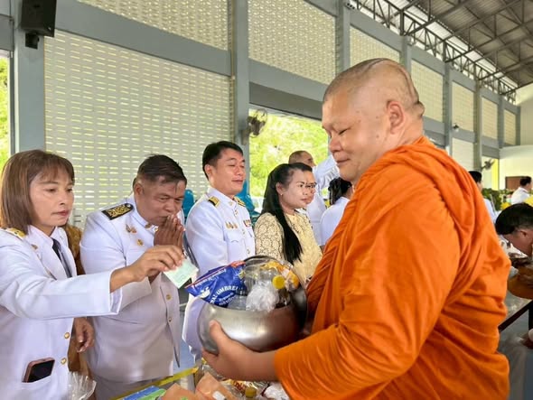 13 ตุลาคม วันนวมินทรมหาราช
นายกองค์การบริหารส่วนตำบลปากทรง คณะผู้บริหาร ประธานสภาองค์การบริหารส่วนตำบลปากทรง ข้าราชการ พนักงานและลูกจ้างเข้าร่วมพิธีทำบุญตักบาตรถวายพระราชกุศลและพิธีวางพวงมาลา เพื่อน้อมรำลึกในพระมหากรุณาธิคุณอันหาที่สุดมิได้ 
ของพระบาทสมเด็จพระบรมชนกาธิเบศร มหาภูมิพลอดุลยเดชมหาราช บรมนาถบพิตร 💛