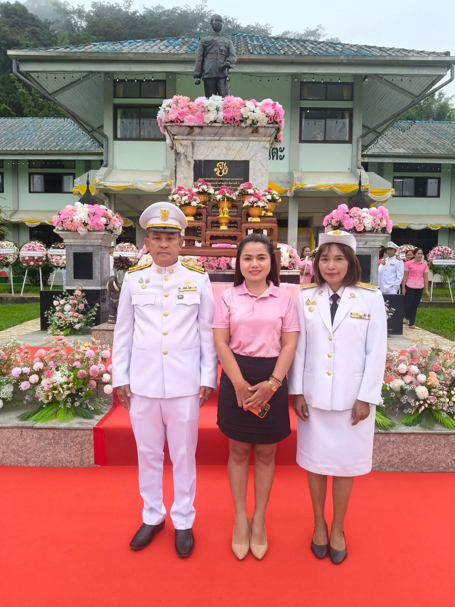 #พิธีวางพวงมาลา
นายกองค์การบริหารส่วนตำบลปากทรง ประธานสภาองค์การบริหารส่วนตำบลปากทรง ข้าราชการและพนักงานเข้าร่วมกิจกรรมรำลึกเนื่องในวันคล้ายวันสวรรคตพระบาทสมเด็จพระจุลจอมเกล้าเจ้าอยู่หัว วันที่ 23 ตุลาคม 2568 ณ หน้าพระบรมราชานุสาวรีย์ พระบาทสมเด็จพระจุลจอมเกล้าเจ้าอยู่หัว ที่ว่าการอำเภอพะโต๊ะ จังหวัดชุมพร
#วันปิยมหาราช