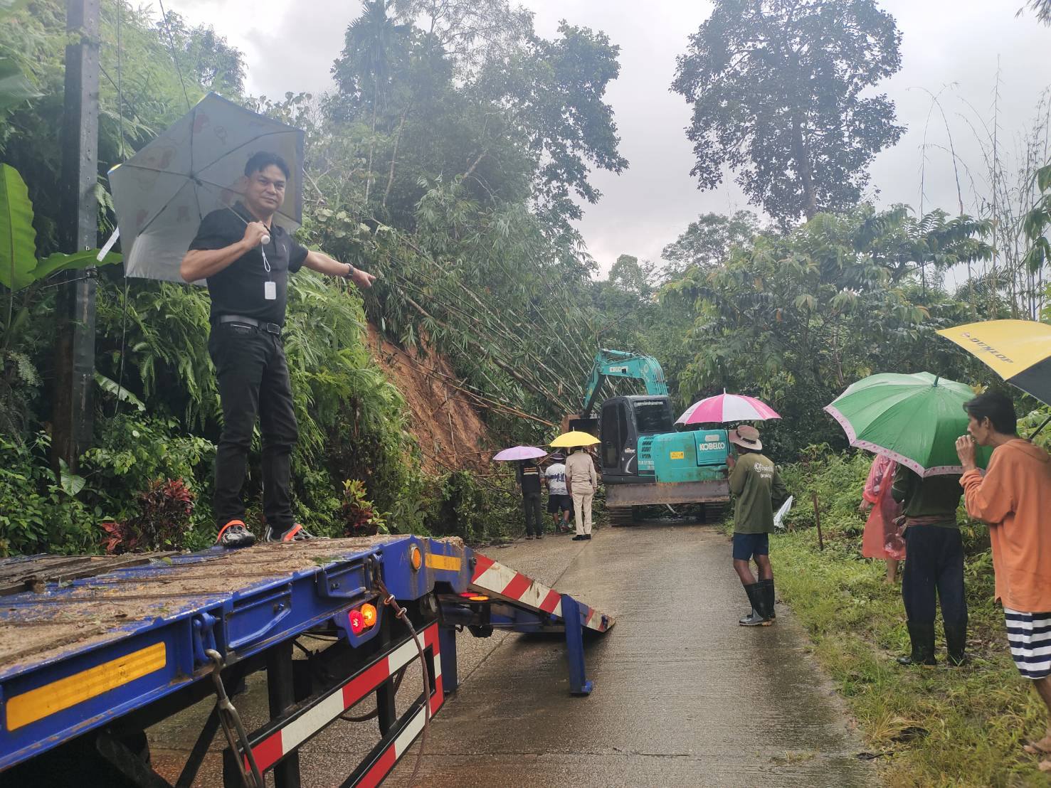 19 พฤศจิกายน 2568
ได้เกิดฝนตกหนักทำให้ดินสไลด์ลงทับถนนช่วงบริเวณสามแยกสะพานในหยาน หมู่ที่ 1 ตำบลปากทรง  
 บริเวณบ้านยายกานต์