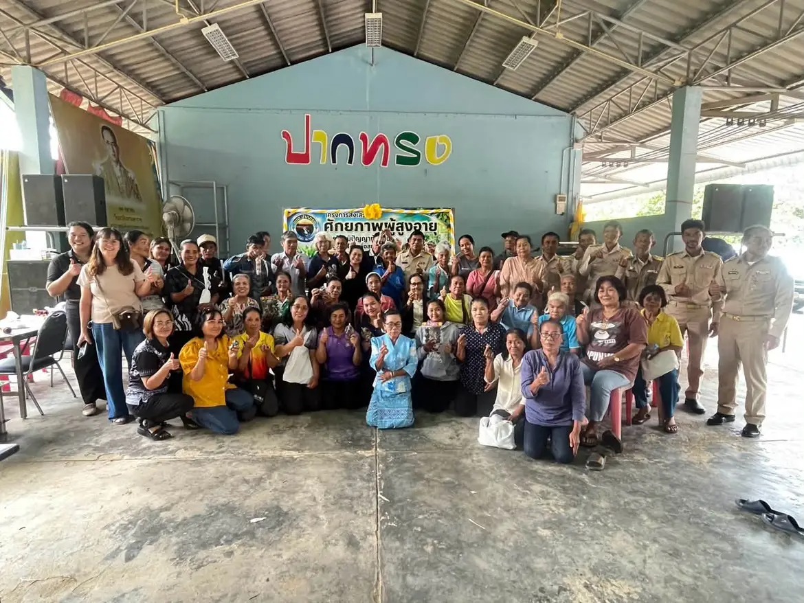 #งานพัฒนาสังคม 
18 สิงหาคม 2569
องค์การบริหารส่วนตำบลปากทรง ภายใต้การนำ และบริหารงานของนายอิทธิพล พูลศรี นายกองค์การบริหารส่วนตำบลปากทรง
ทางองค์การบริหารส่วนตำบลปากทรง ได้จัดทำโครงการส่งเสริมศักยภาพผู้สูงอายุการใช้ภูมิปัญญาท้องถิ่น (สบู่สมุนไพรเพื่อสุขภาพ) เพื่อเป็นการส่งเสริมทักษะด้านอาชีพให้แก่กลุ่มผู้สูงอายุตำบลปากทรง องค์การบริหารส่วนตำบลปากทรง 🙏ขอขอบคุณวิทยากร นางสาวชฎาพร  ทะนุก (พี่จอย) ที่มาให้ความรู้แก่ผู้สูงอายุตำบลปากทรง🥰
#องค์การบริหารส่วนตำบลปากทรง